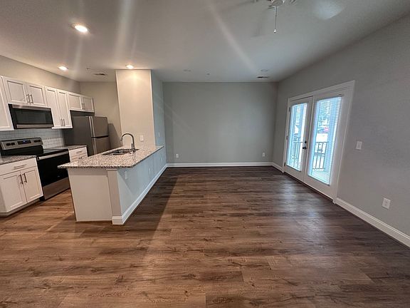 5th image of 5748 Park Ave #201
