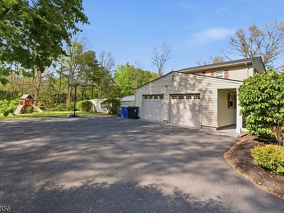 3rd image of 61 Queen Anne Dr
