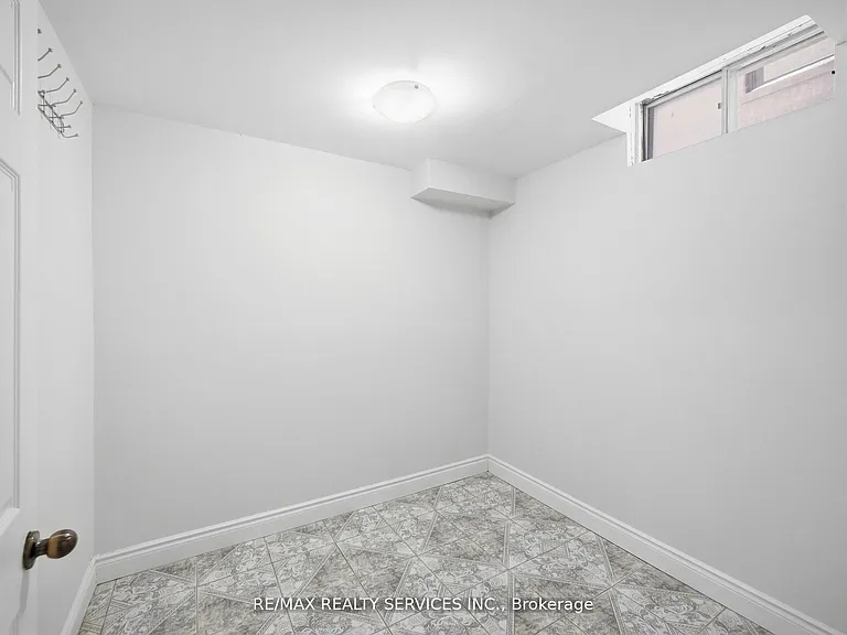 8 Deerpark Cres S #LOWER — Photo 10