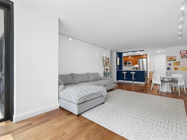 515 East 72nd Street 9J image 3 of 11