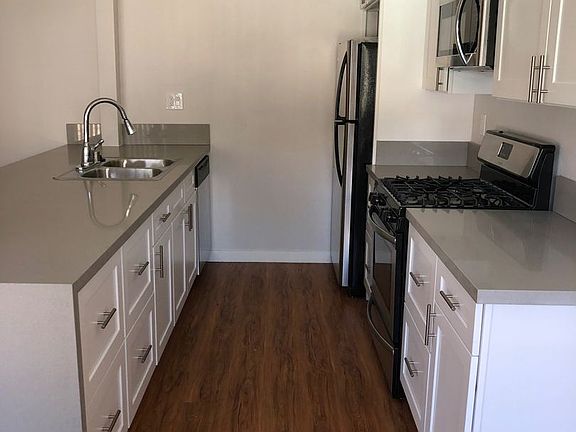 3rd image of 13437 Victory Blvd APT 1