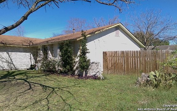 4th image of 2718 Lakebriar St