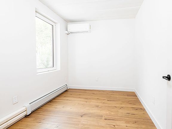 4th image of 16 Wade Sq #B