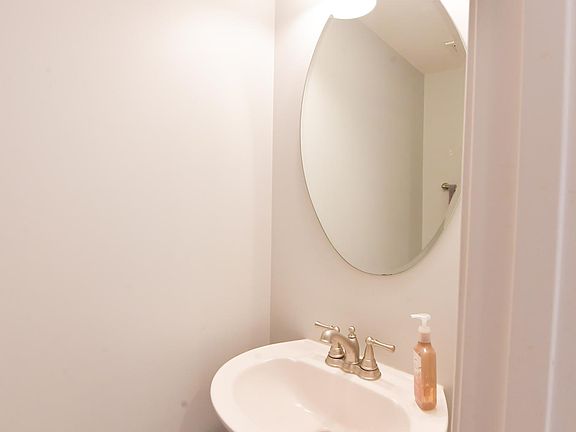 5th image of 4644 Hudson St