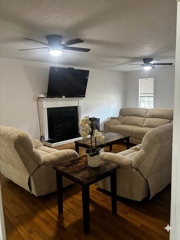 4 bed, 2.5 bath, 2300 sqft, $2,800 — Photo 4