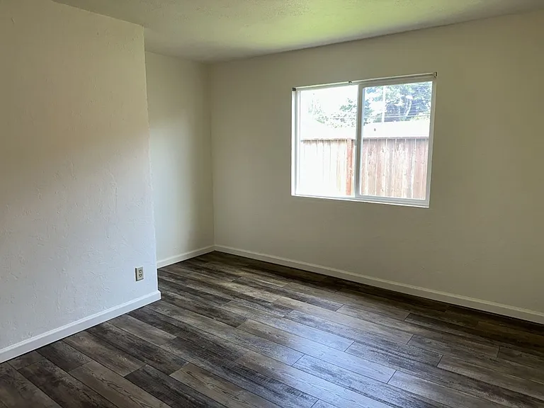 1640 Stromberg Ave — Photo 24