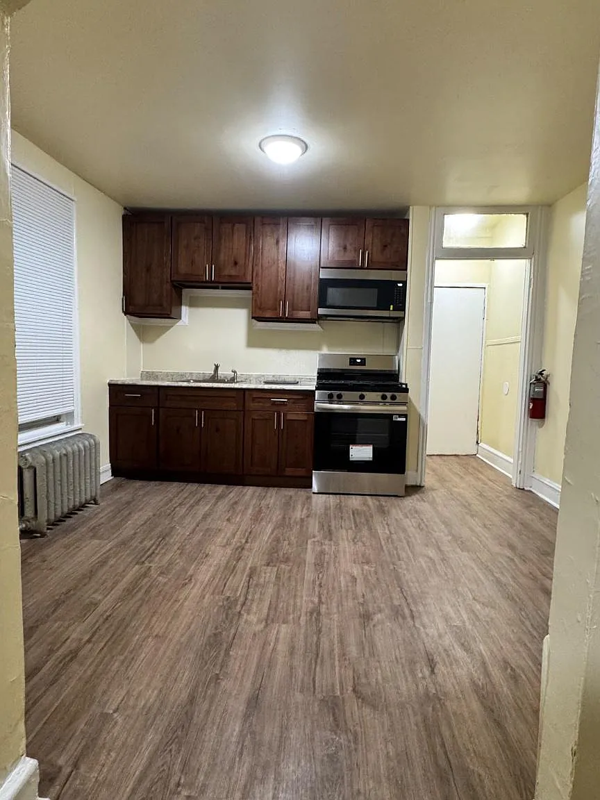 2 bed, 1.0 bath, 2556 sqft, $1,100 — Photo 4