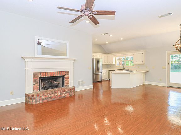 5th image of 313 Autumn Crest Dr