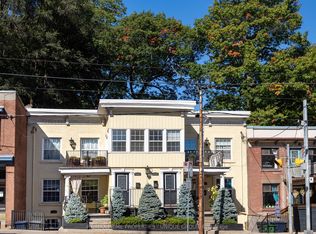 2338 1/2 Queen St E, Toronto, ON M4E1G9