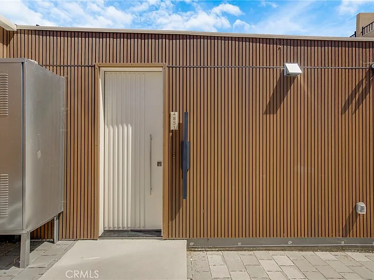 4851 1/2 Woodman Ave — Photo 2
