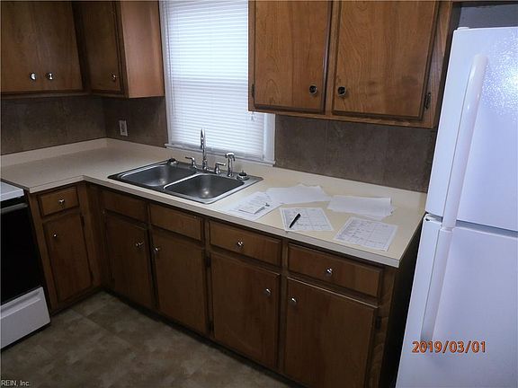 3rd image of 913 Russell Ct W