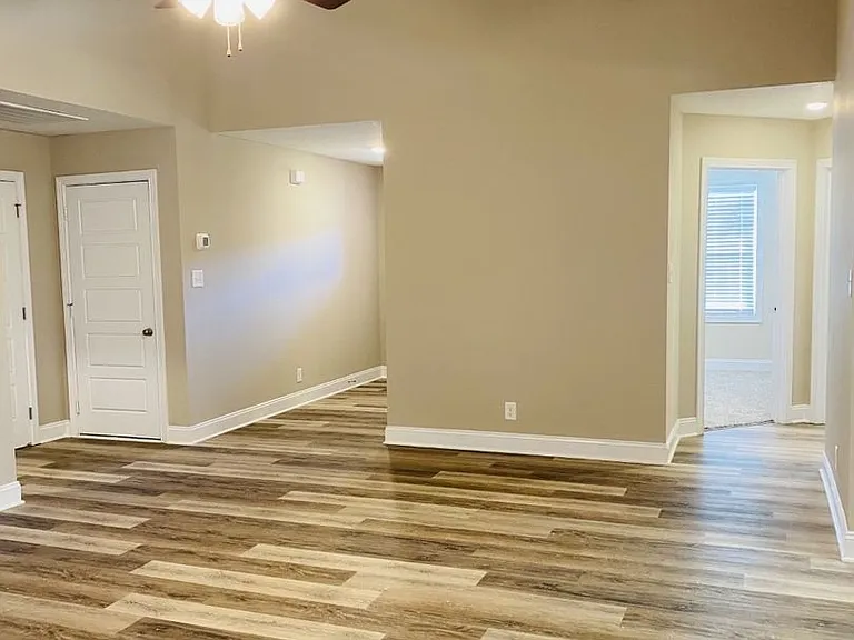 1033 Whitney Dr — Photo 9