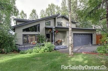 Front view : Well manicured yard sets this home apart. Stunning curb appeal!