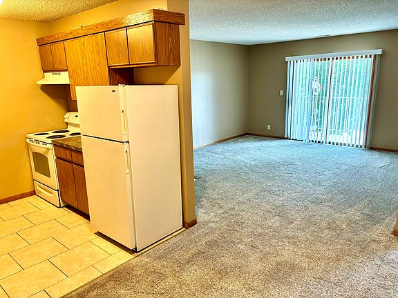 4th image of 3 Emerald Dr #13