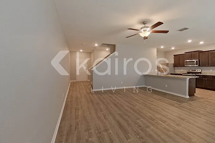 3 bed, 2.5 bath, 1918 sqft, $1,795 — Photo 2