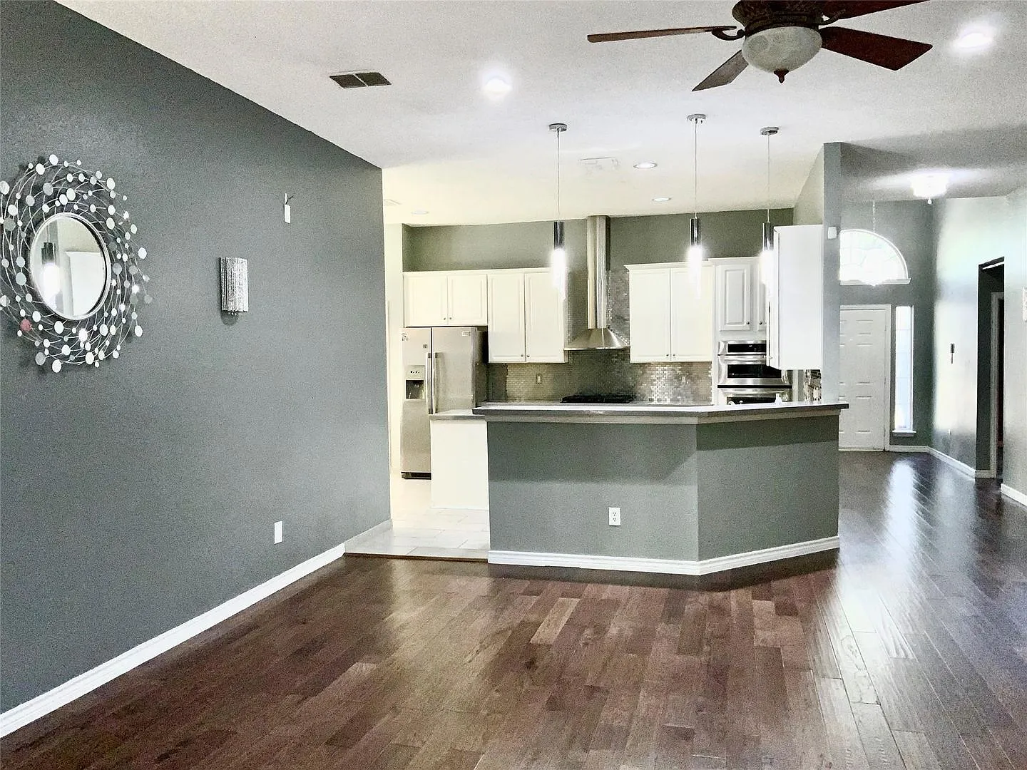 Beautiful 4 bedroom home ready for new tenants. Great for entertaining with a party pool and a co... — Photo 4