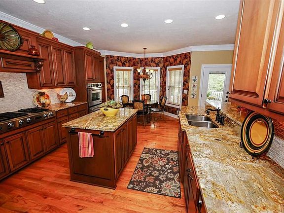 3rd image of 726 Northshore Dr