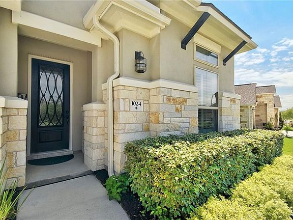 2nd image of 1024 Zacarias Dr