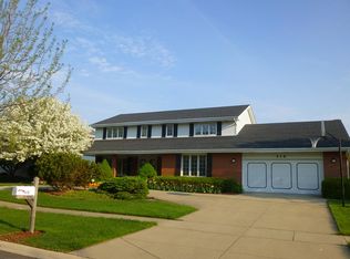 416 Ridgemoor Dr, Willowbrook, IL 60527