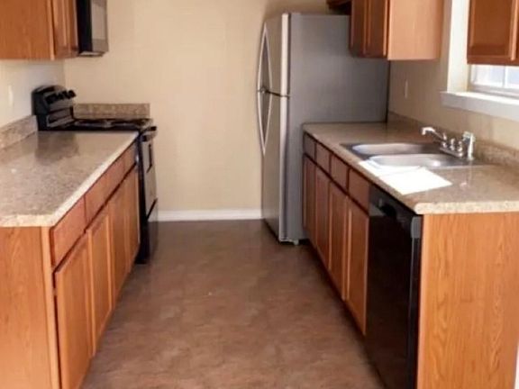 2nd image of 40 Leslie Ln