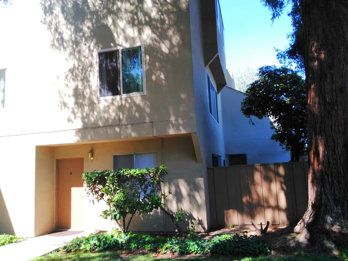 3 bed, 1400 sqft, $3,775 — Photo 2