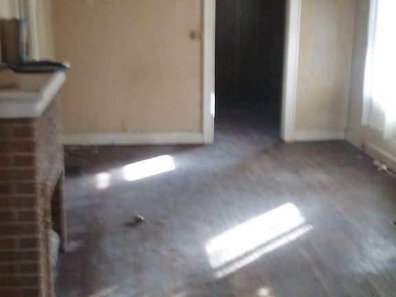 3rd image of 113 S Huttig Ave