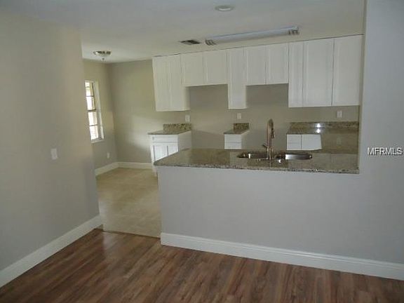 4th image of 303 Greenwoods Ln