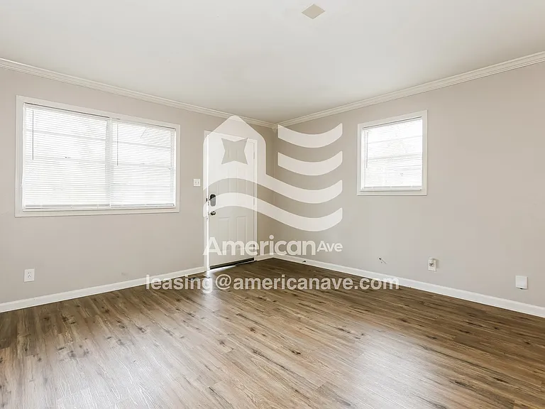 339555_004_living_room_13649536.jpg