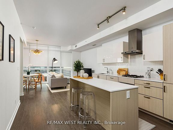 4th image of 36 Howard Park Ave #603