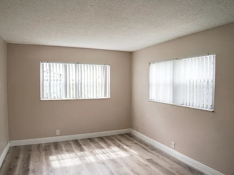 4280 Woodside Dr #12 — Photo 2