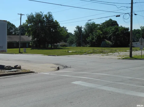 301 S Johnson St, Macomb, IL 61455