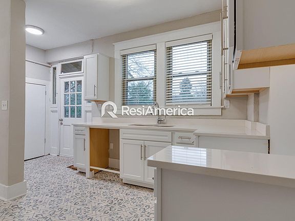 5th image of 256 N Willett St