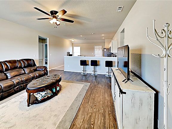 4th image of 824 NW 69th Ave