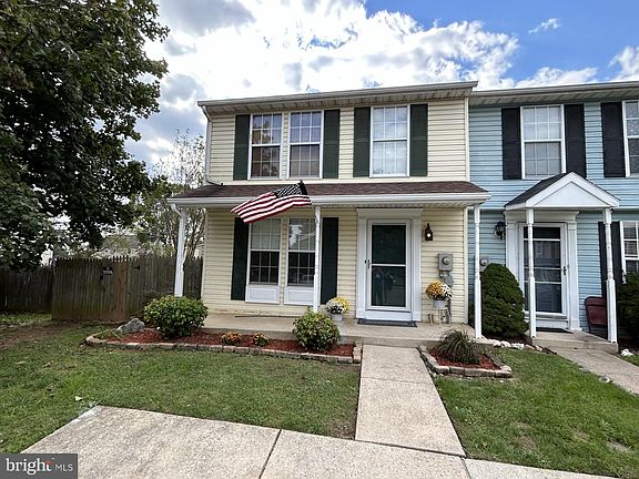 3rd image of 1555 Violet Dr