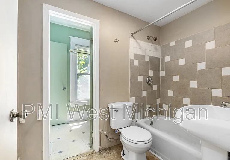 1051 Pine Ave NW — Photo 22