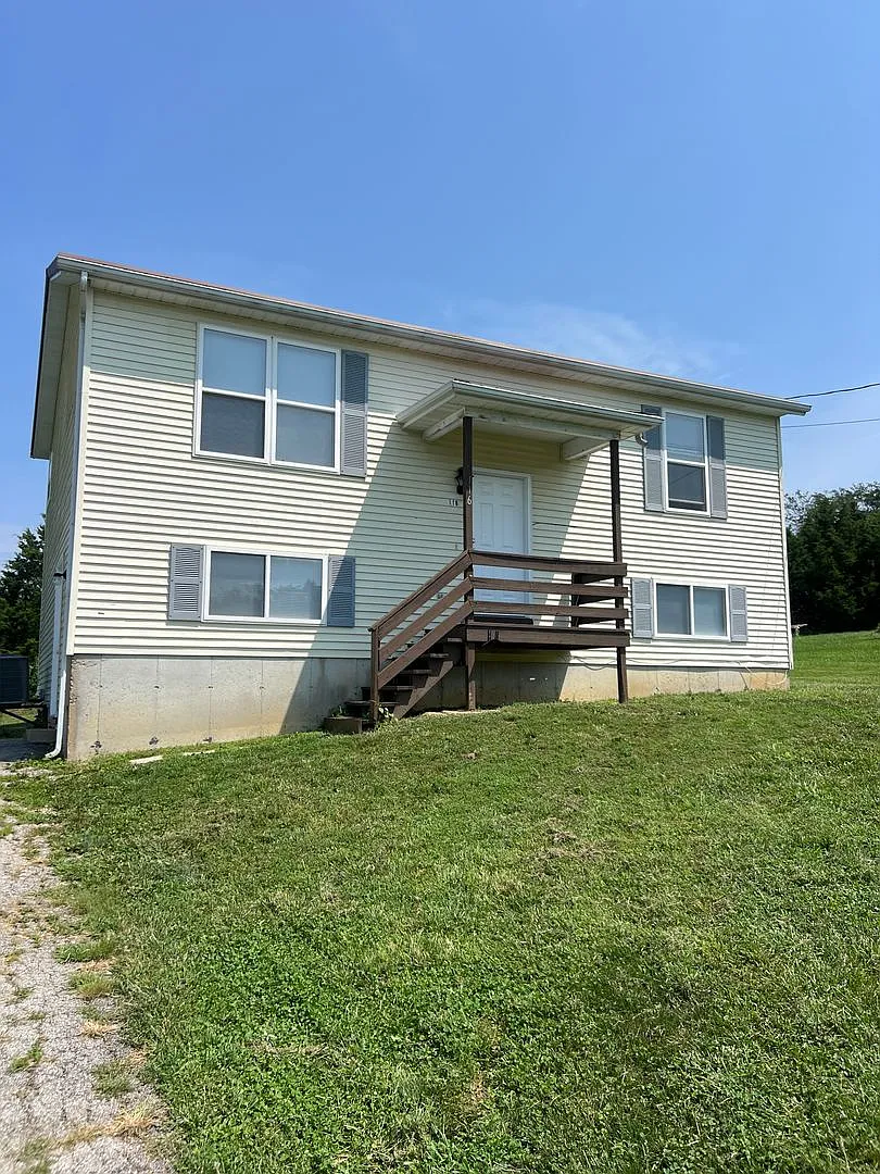 4 beds 1.5 baths on 1/2 acre lot — Photo 1