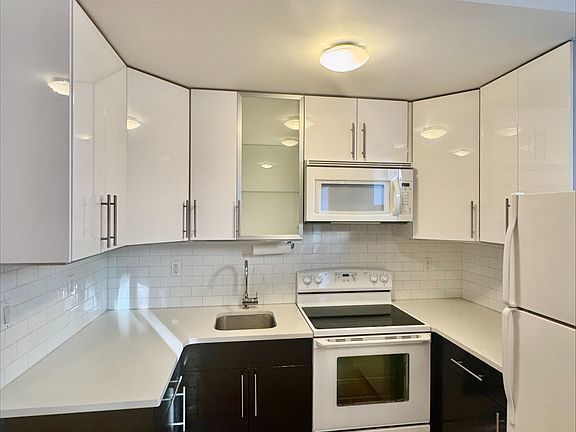 2nd image of 219 Grand St #403