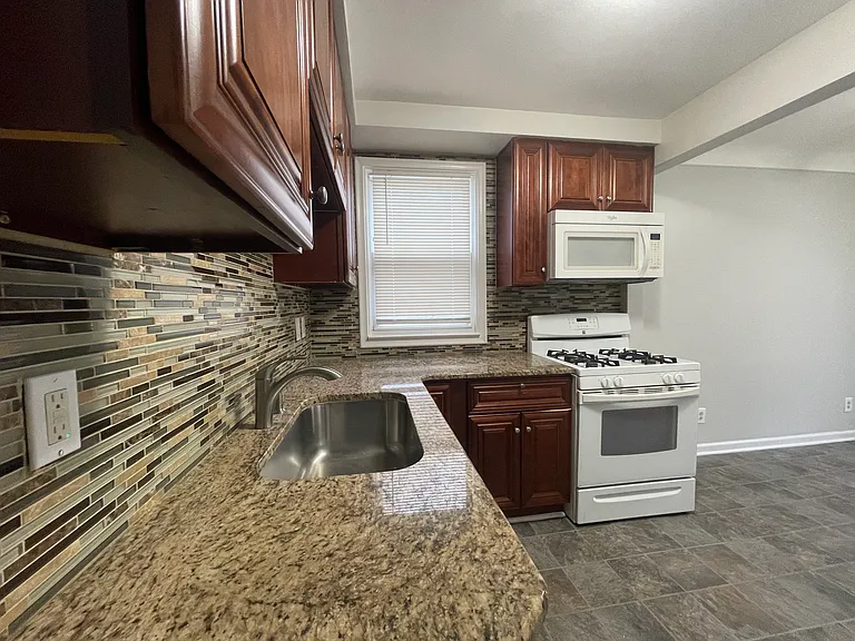 24621 Cherry St — Photo 8