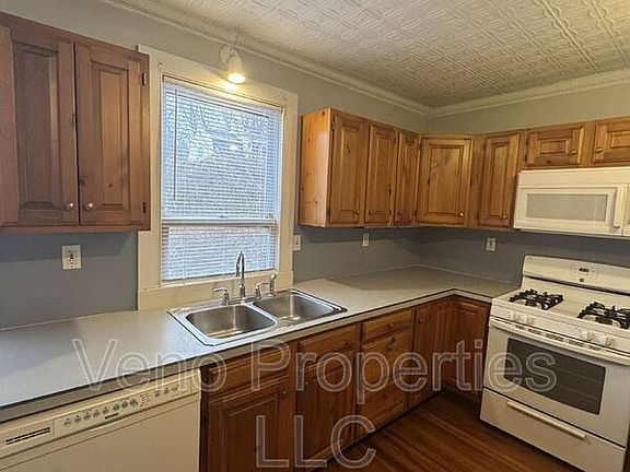 2nd image of 27 Lilac Ln Unit 1