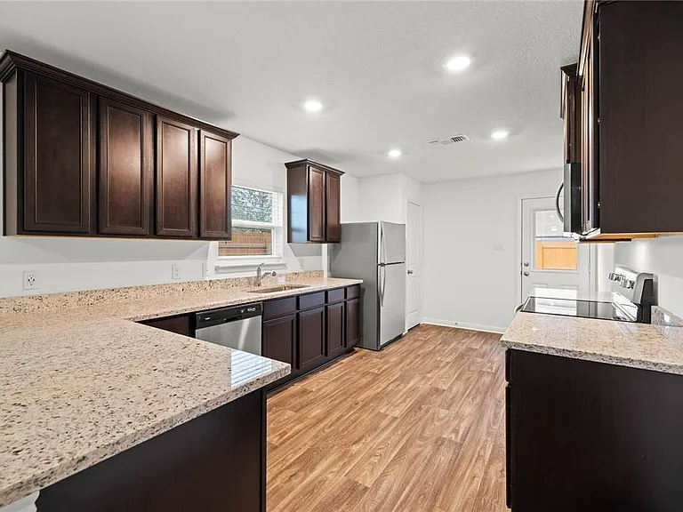 101 Fairfax Ln — Photo 4