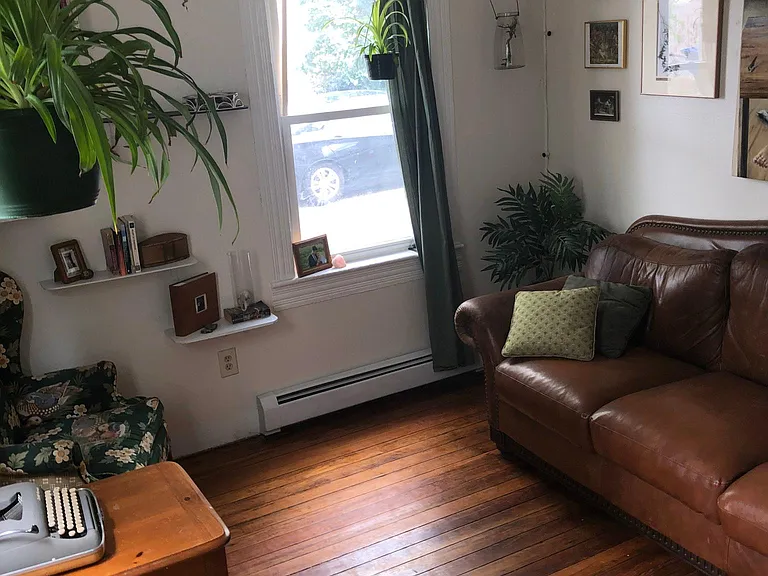 131 Penn St #1R — Photo 2