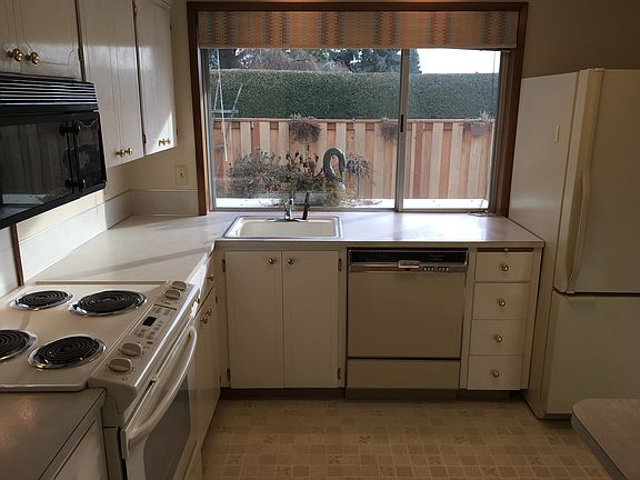 Kitchen w/ appliances