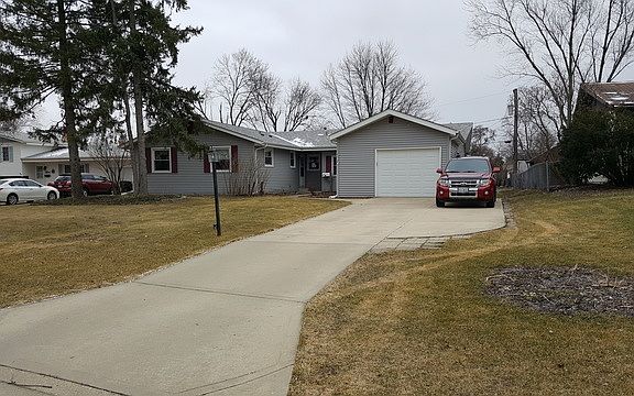 2nd image of 562 Illini Dr