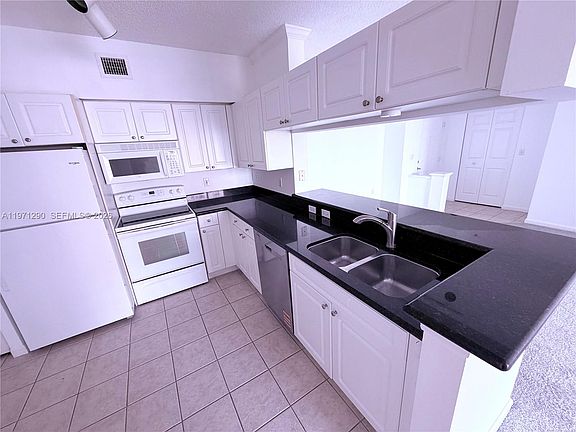 4th image of 17150 N Bay Rd APT 2911