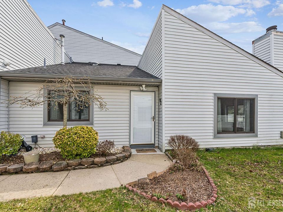 1st image of 92 Lexington Cir