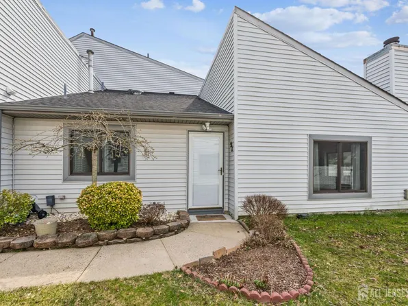 92 Lexington Cir, Matawan, NJ 07747