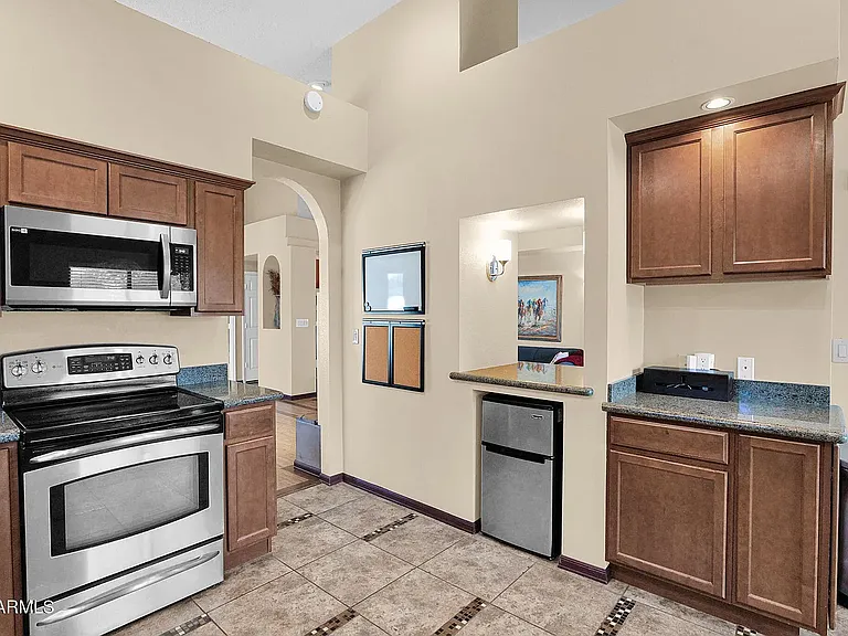 8979 E Gail Rd — Photo 11