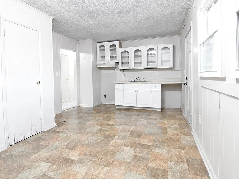 142 W Bluford St — Photo 5