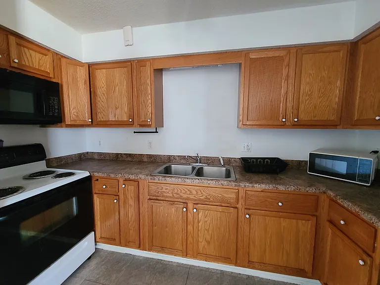 3541 Kings Dr — Photo 2