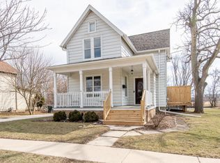 633 E Main St, Waterford, WI 53185